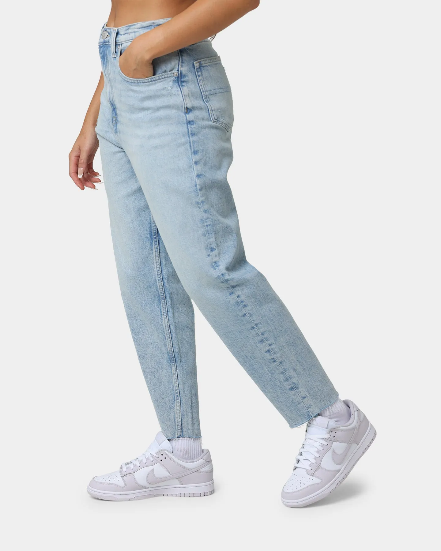 Tommy Jeans Women's Ultra High Rise Mom Jeans Denim Light